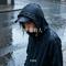 淋雨的人